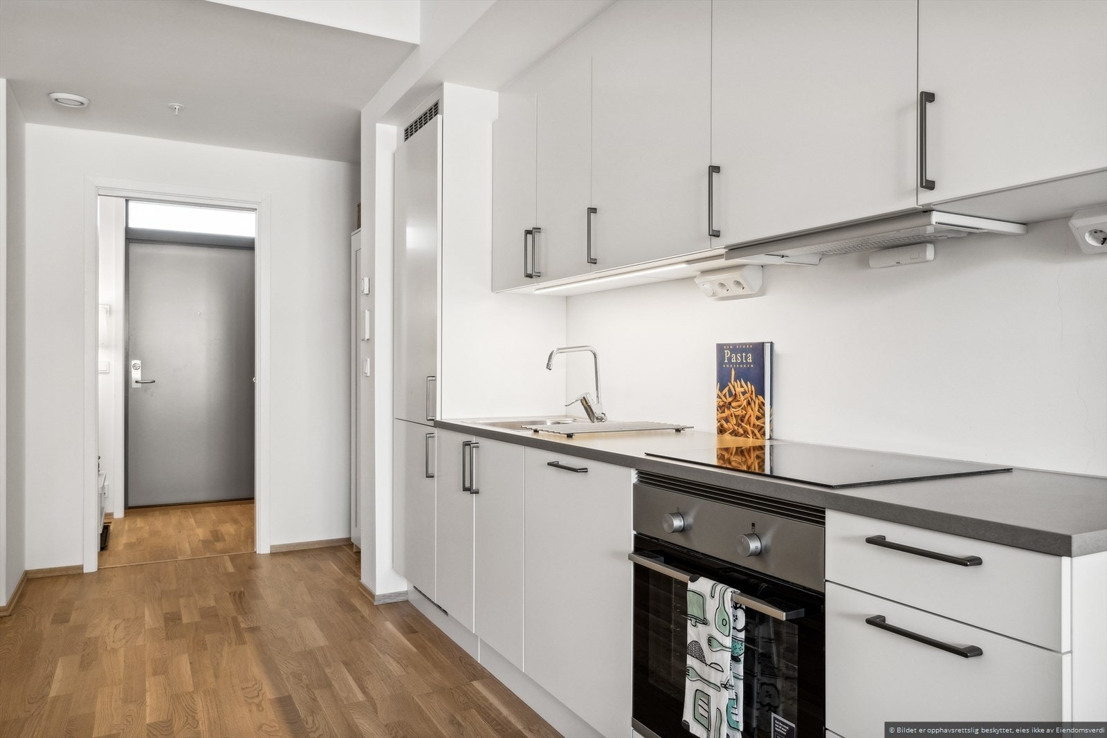 Kjøkkenet fra 2024 er vurdert til topp tilstand (tilstandsgrad 0) av takstmann, og har integrert kjøl/fryseskap, oppvaskmaskin, platetopp og stekeovn. Galleribilde