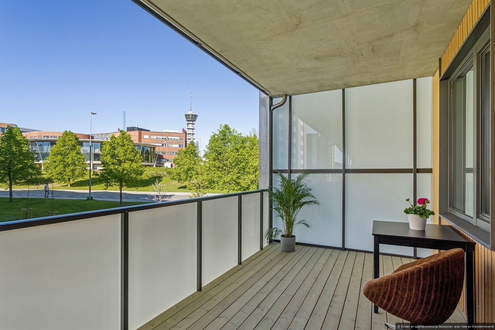 Velkommen til Olav Magnussons veg 14E! Heimdal Eiendomsmegling v/Leo Olufsen har gleden av å presentere en ny og toppmoderne 2-roms andelsleilighet i 2. etasje fra 2024, med en sørvendt og overbygd balkong. Det er også nybygg-garanti til 2029. Galleribilde