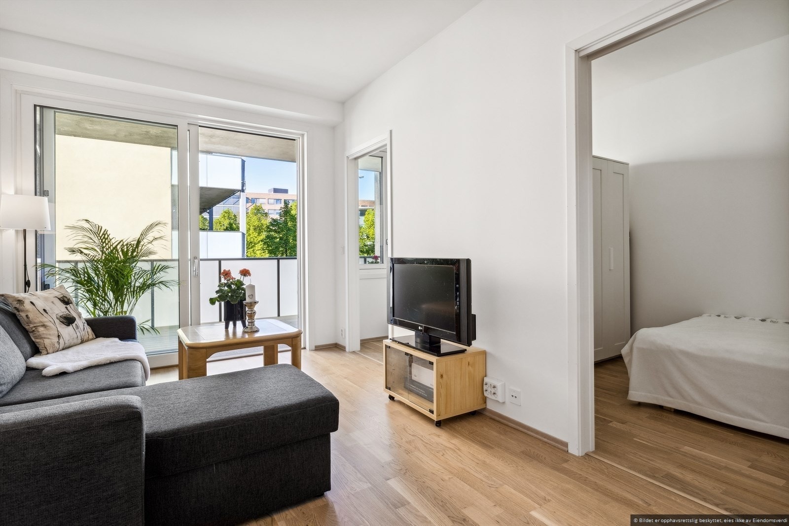 Fra boligens samlingspunkt er det direkte utgang til en sørvestvendt og overbygd balkong på hele 12,8 m², hvor det er gode solforhold på sommerstid. Galleribilde