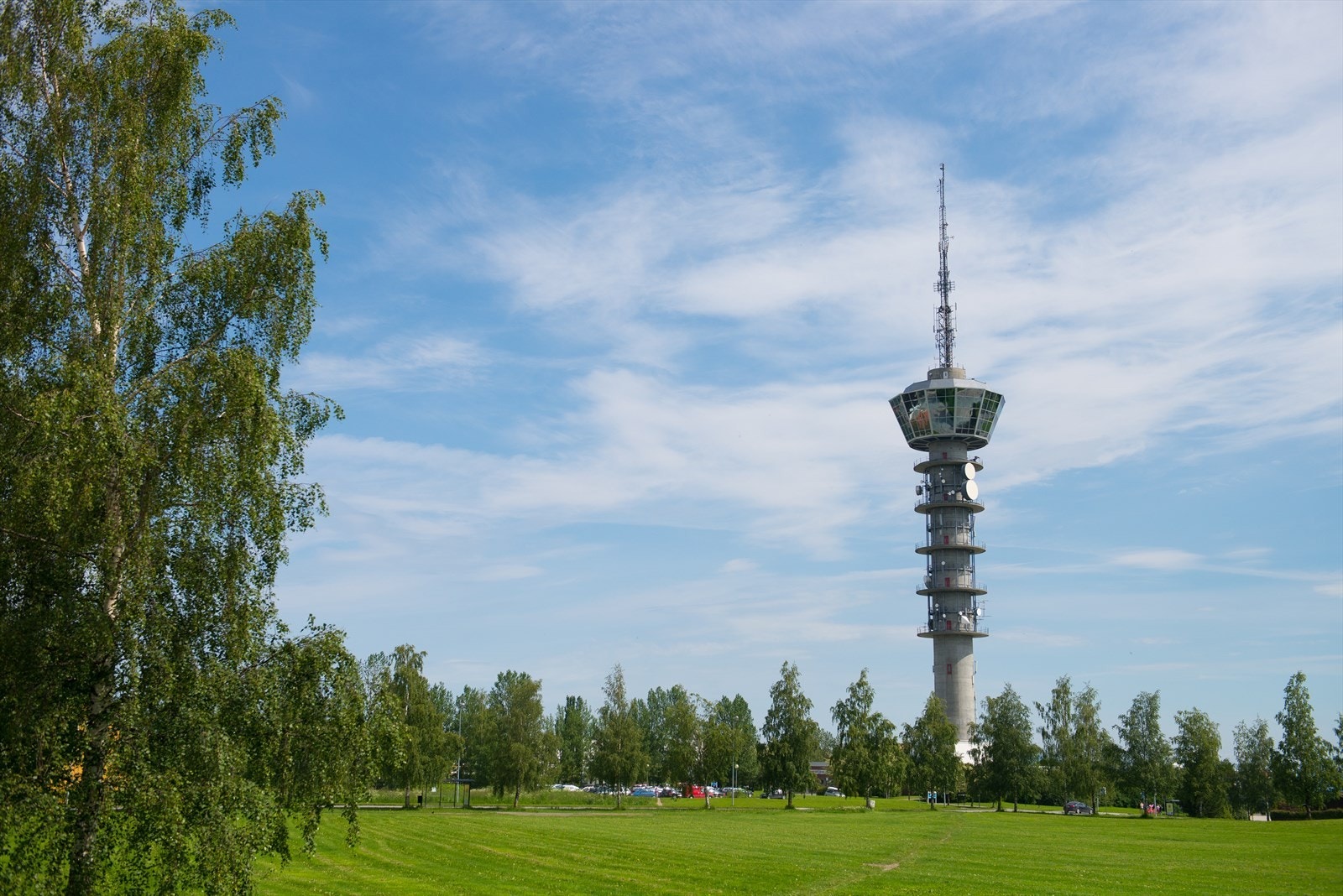 I nærområdet ligger Tyholttårnet, som strekker seg 120 meter over bakken og byr på en spektakulær utsikt. Restauranten Egon i tårnet tilbyr 360 graders panoramautsikt over Trondheim. Galleribilde