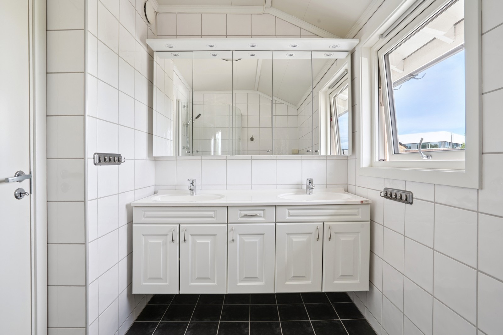 Badet har dobbel servant, god skapplass og opplegg for vaskemaskin. Galleribilde