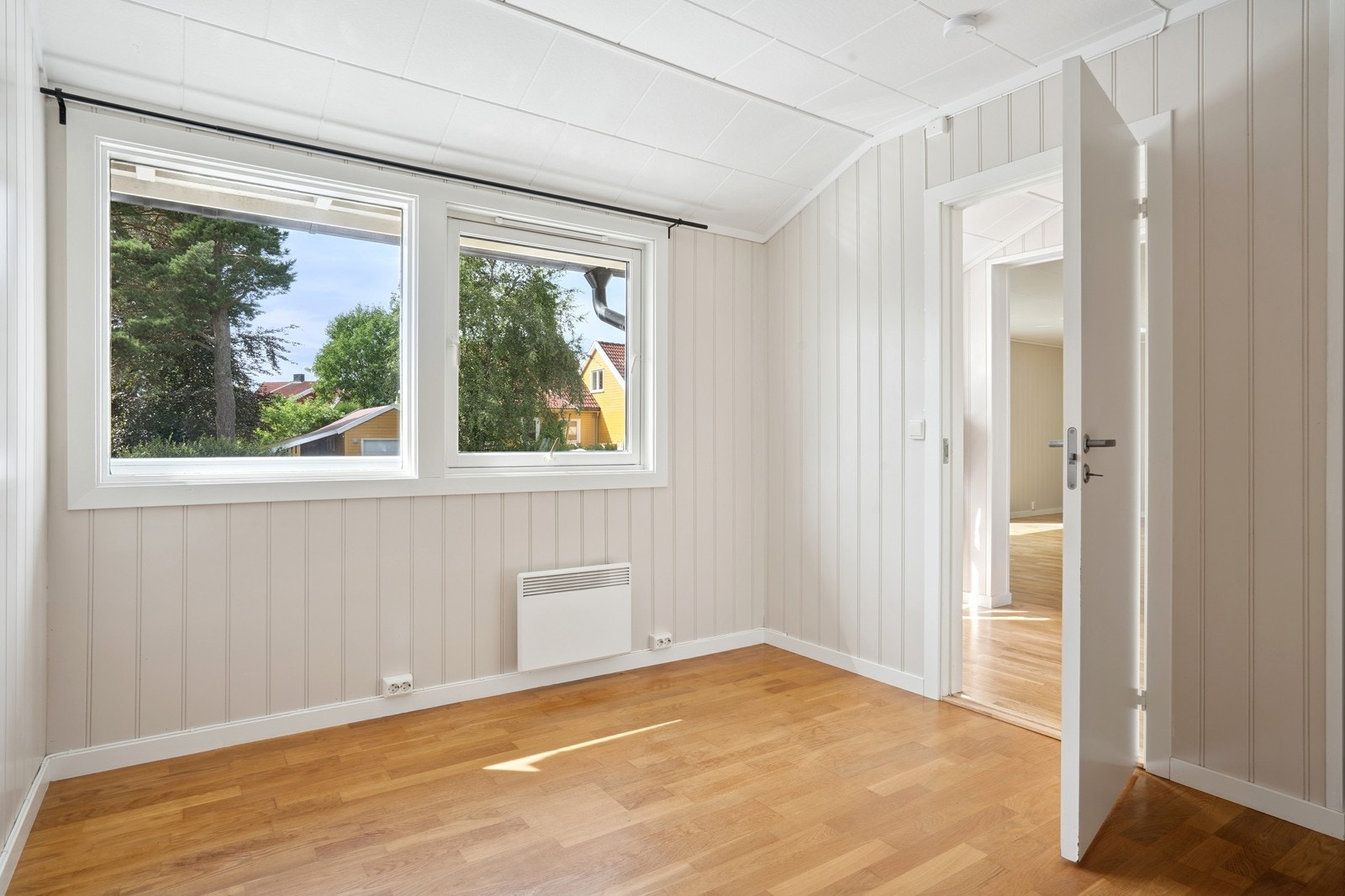 Stort soverom i 1. etasje med god plass til møbler og oppbevaring. Galleribilde