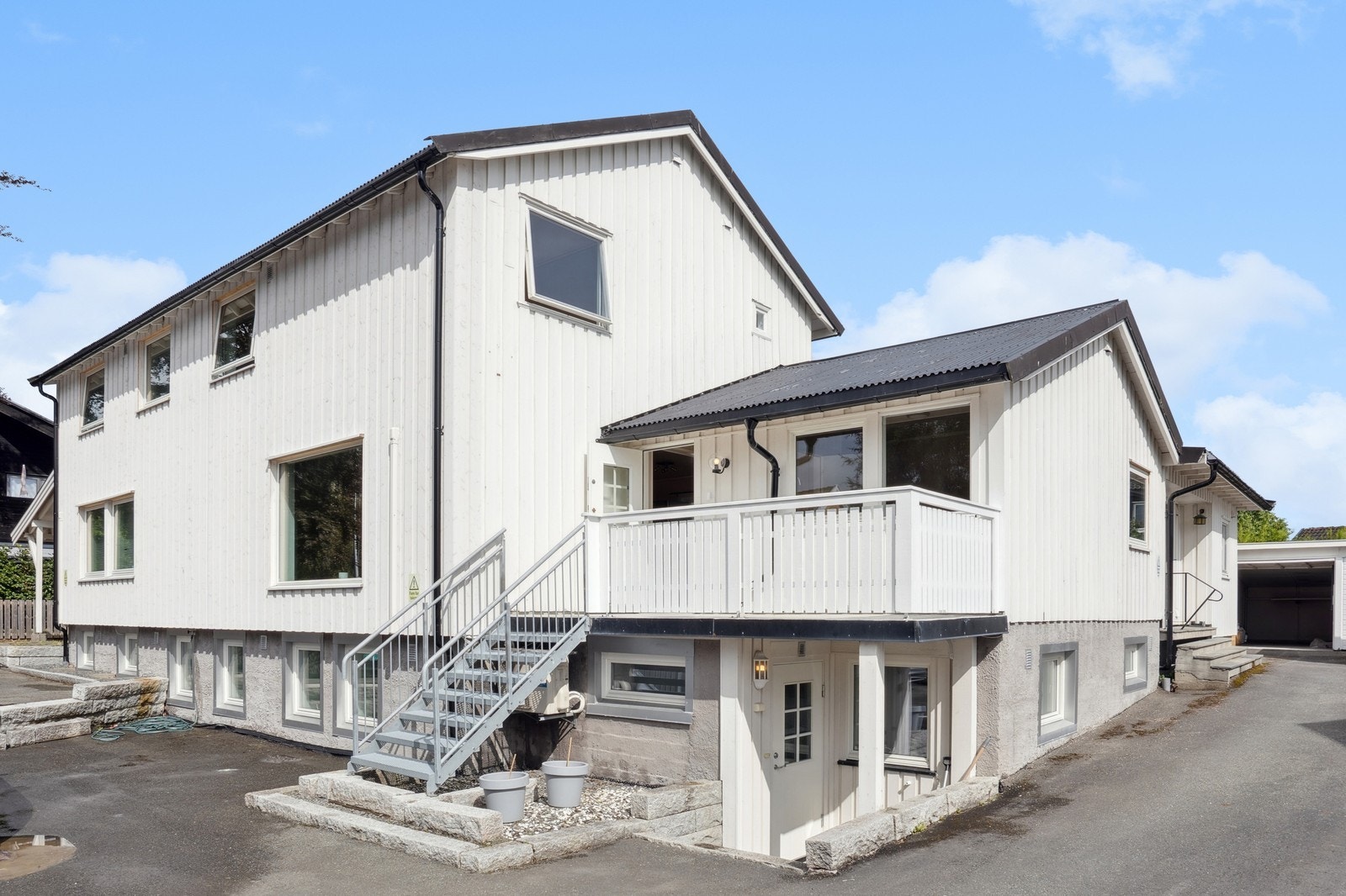 Boligen ligger i et attraktivt og trygt boligmiljø. Galleribilde