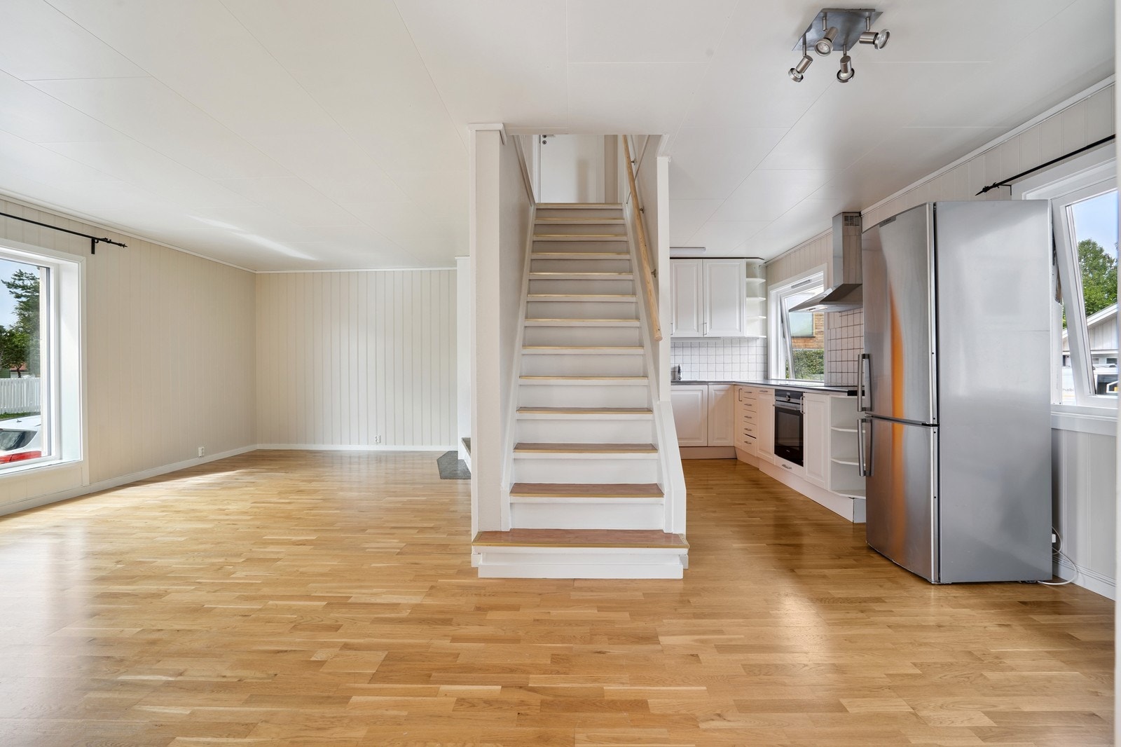 Kjøkken og stue er adskilt med en vegg for bedre avgrensning av rommene. Galleribilde