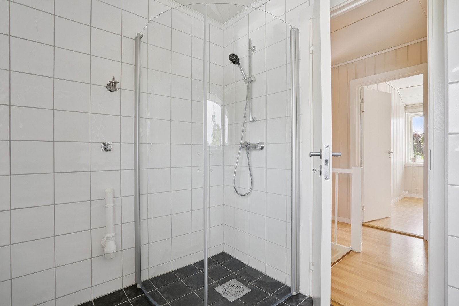 Praktisk dusjhjørne med innfellbare dusjdører. Galleribilde