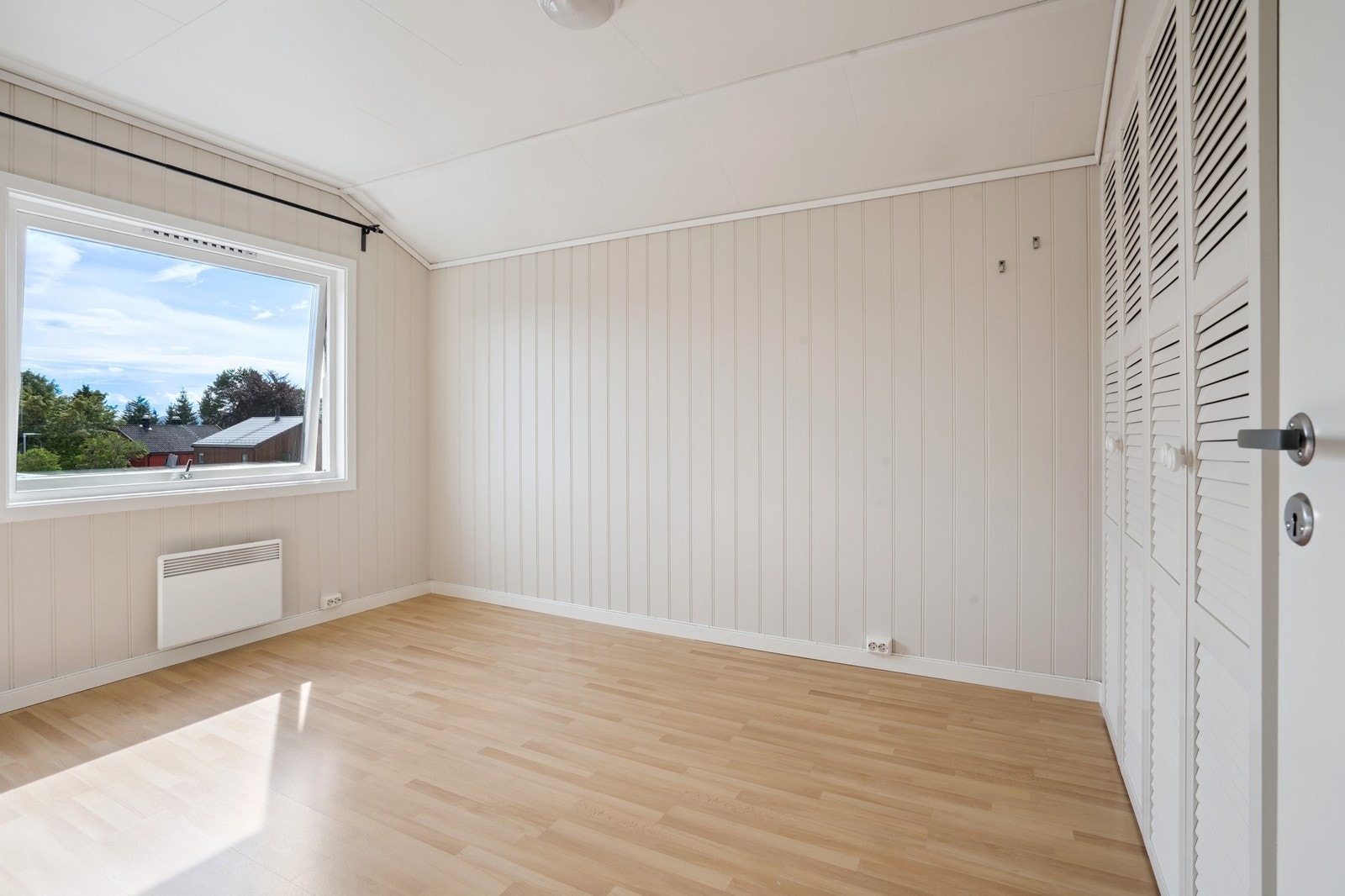 Soverommene i 2. etasje har god plass til dobbeltseng og øvrig møblement. Galleribilde