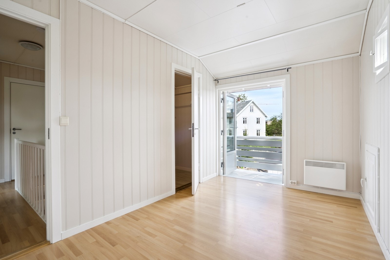 Soverom med tilgang til egen balkong og walk-in-closet. Galleribilde