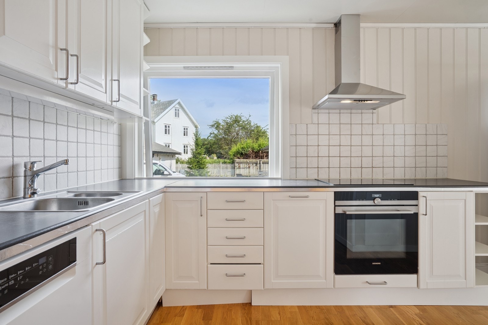 Et praktisk kjøkken med god plass til oppbevaring og arbeid. Galleribilde