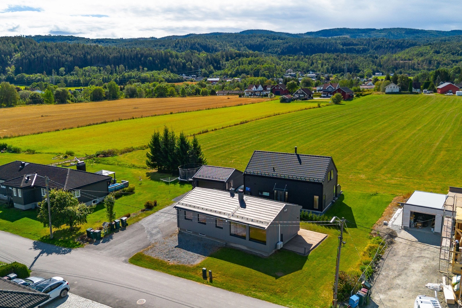 Bolig med stor hage og landlig beliggenhet, omgitt av åkerlandskap og nærliggende skog. Galleribilde