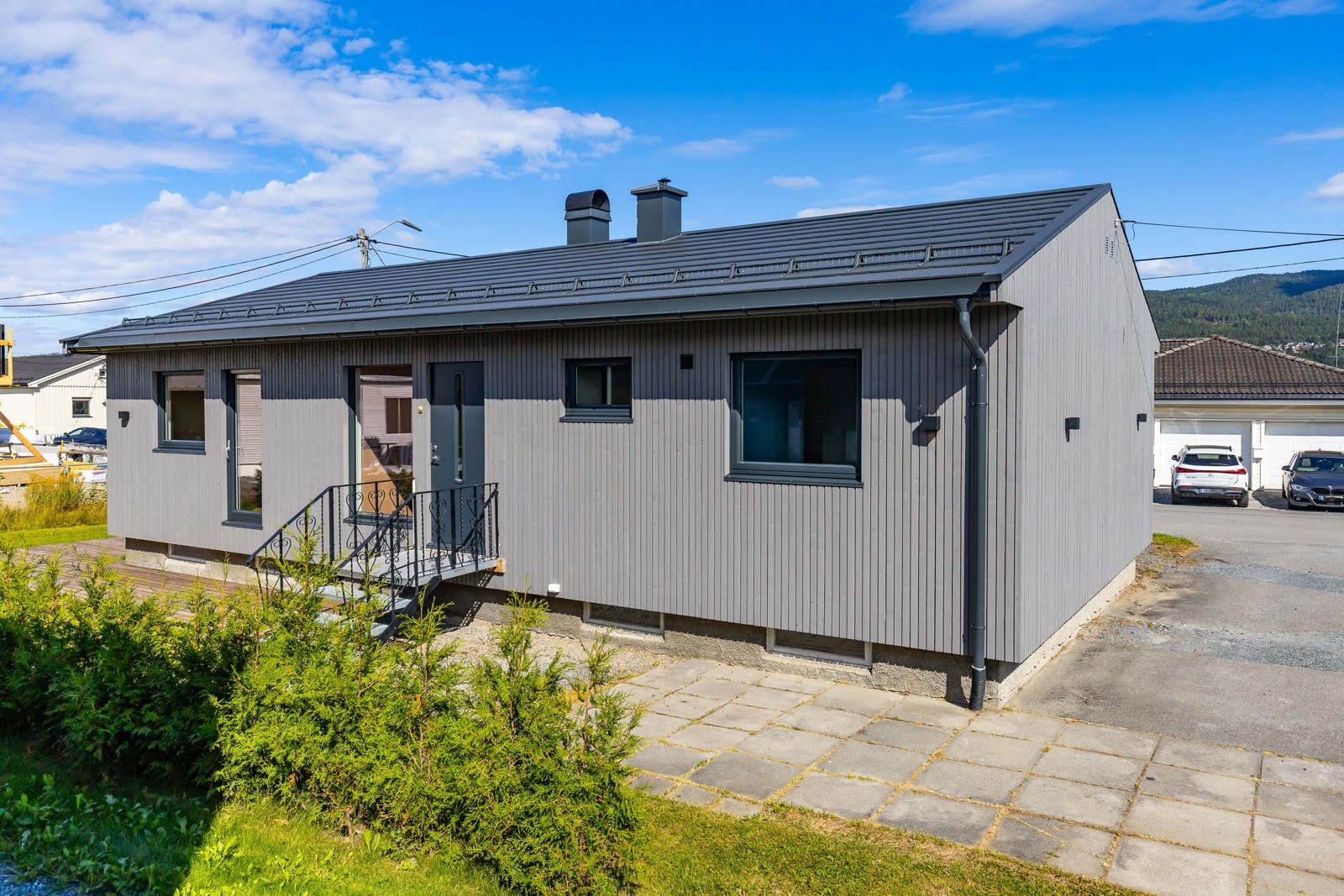 Foran boligen er det steinbelagt inngangsparti. Galleribilde