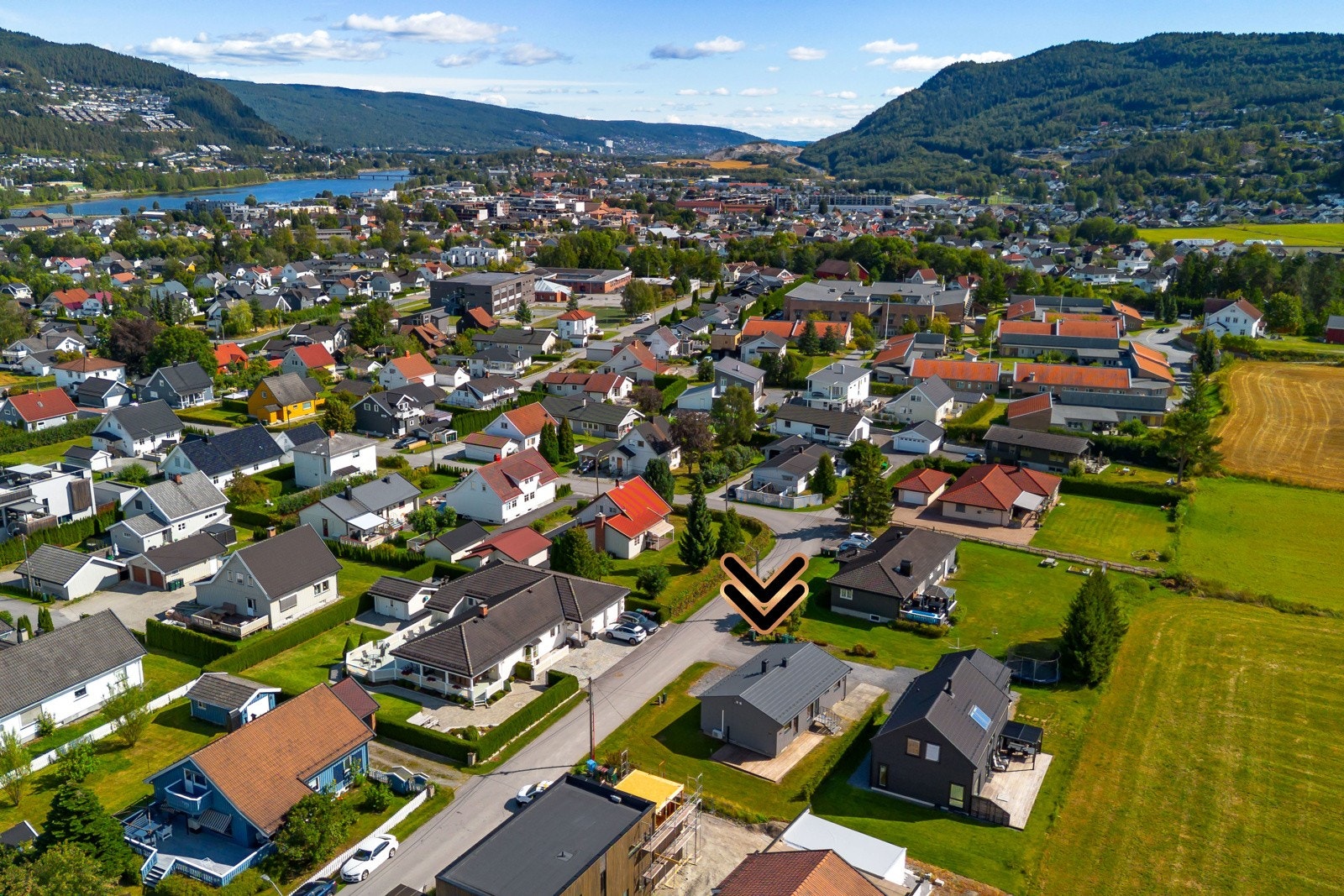 Oversiktsbilde av boligområdet med hus og grønne omgivelser Galleribilde