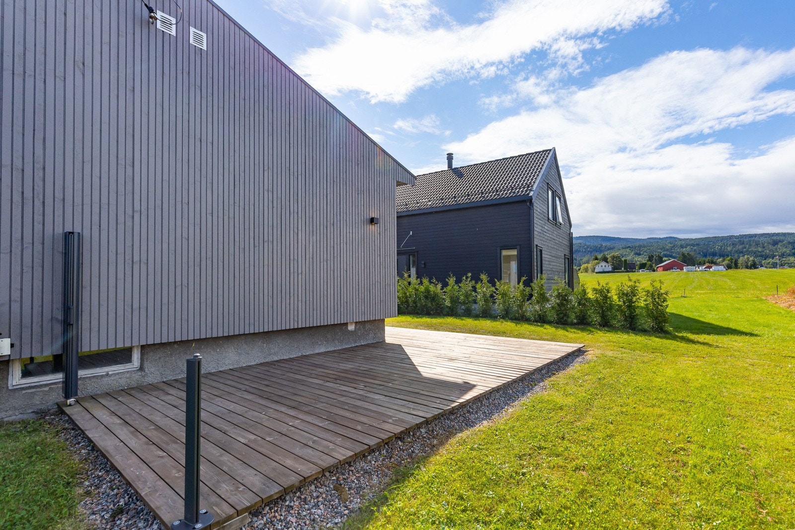 På terrassen er det uttrekksbar sidemarkise som skjermer for innsyn Galleribilde