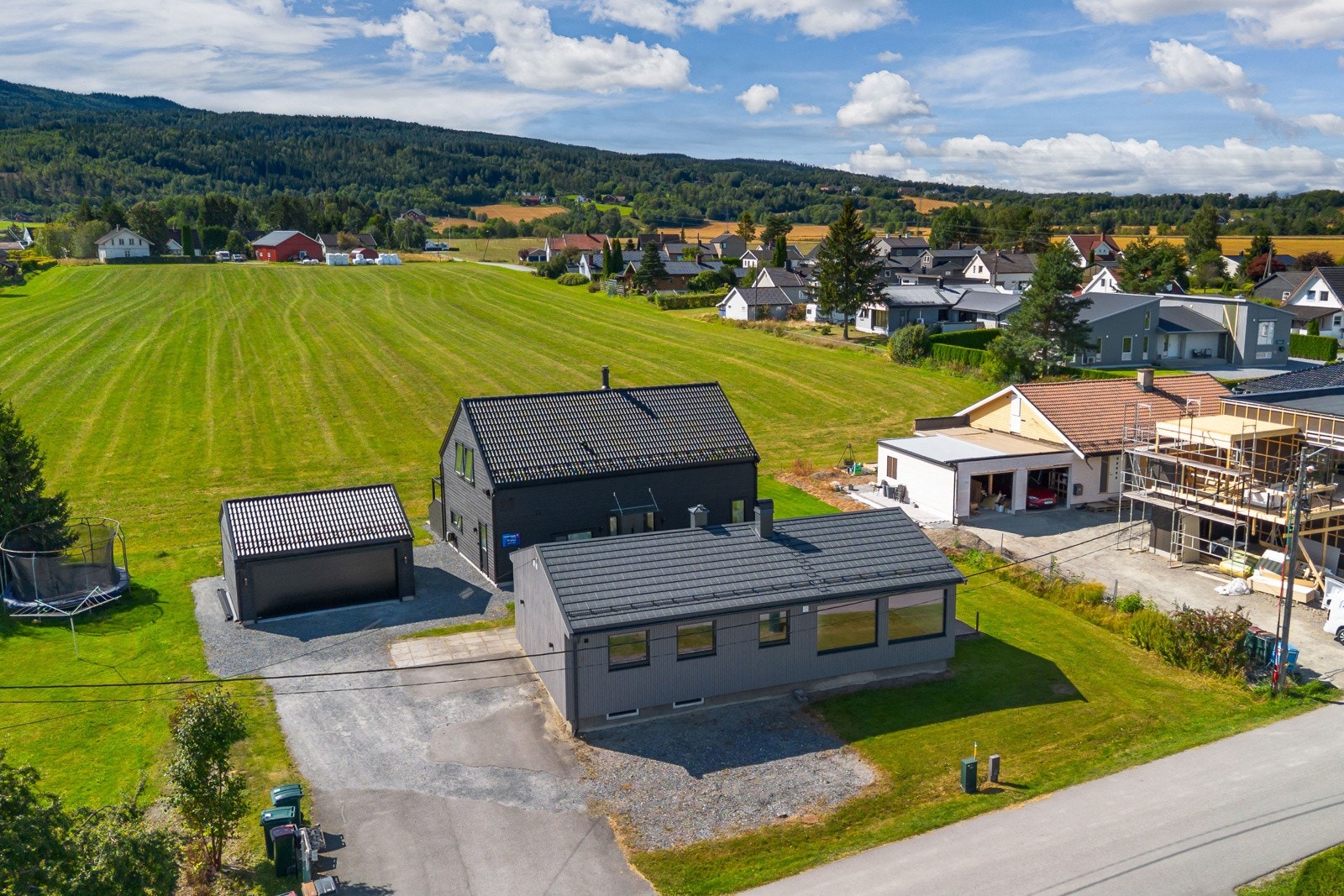 Det er utskilt tomt og oppført en bolig ved siden av denne. Galleribilde