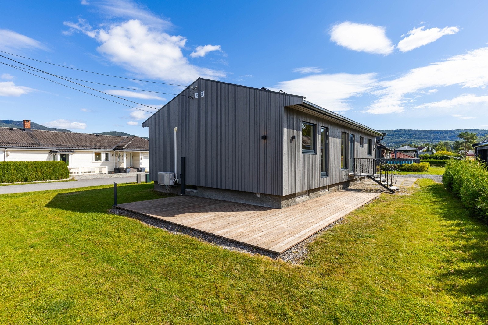 Enebolig med terrasse og velstelt hage. Galleribilde