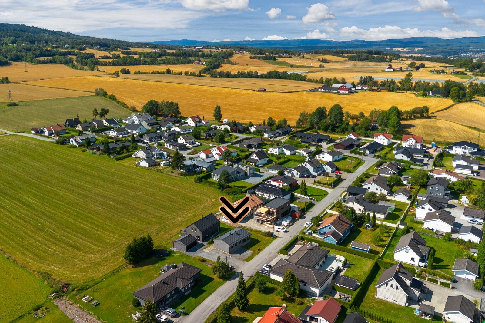 Boligen ligger i et rolig nabolag med landlig utsikt Galleribilde