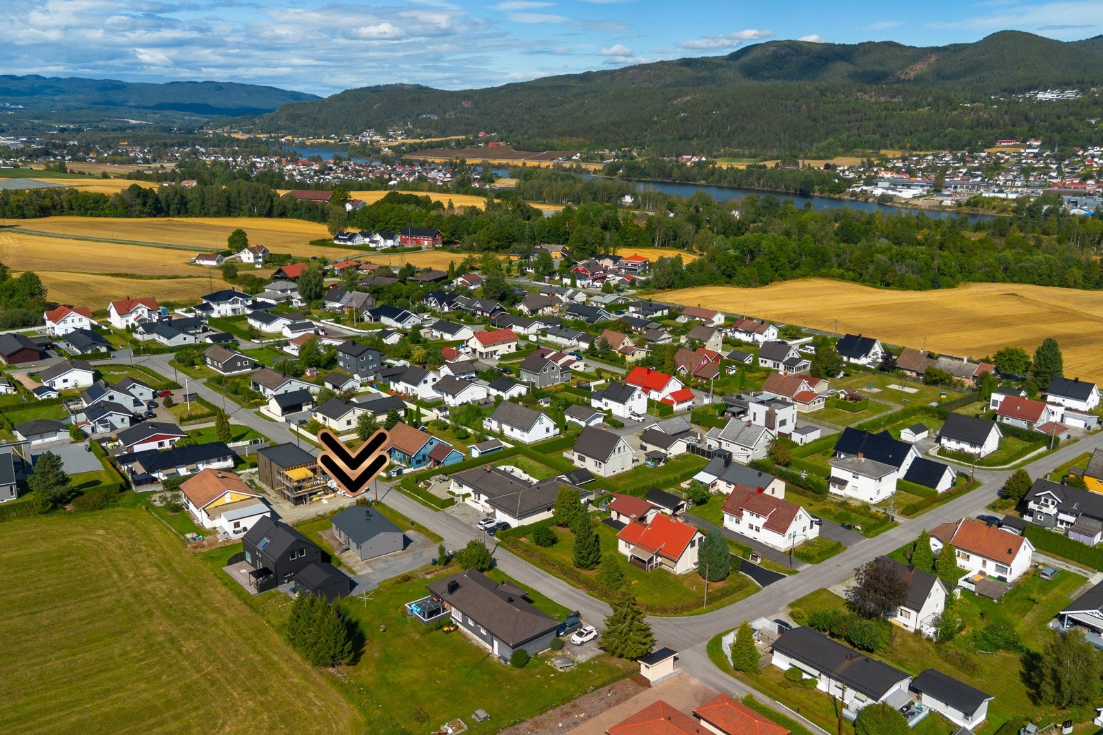 Boligen ligger i et veletablert boligområde. Galleribilde