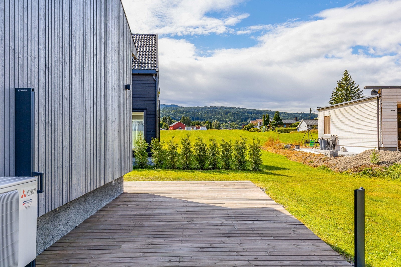 Utsikt mot grønt landskap og åser. Galleribilde