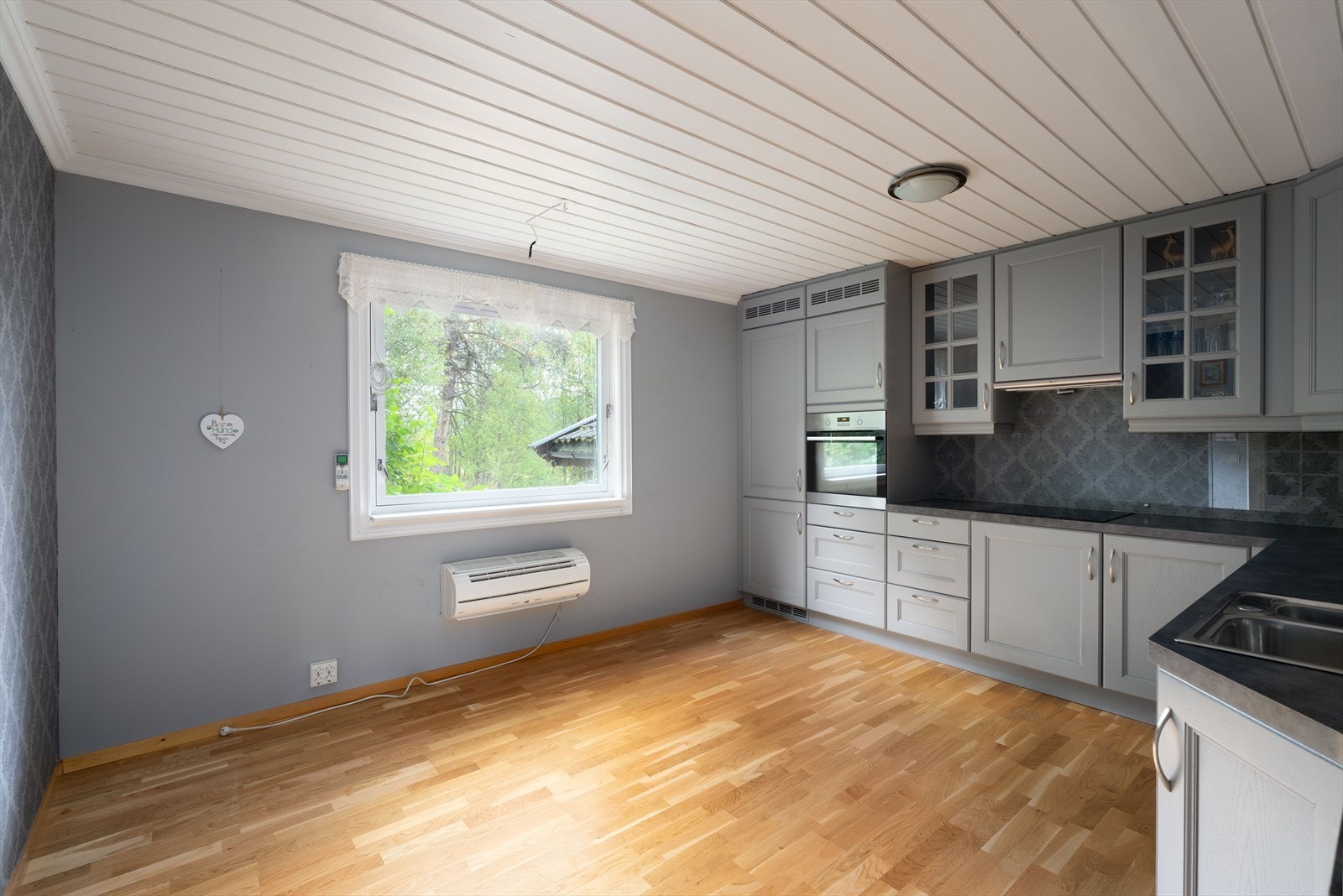 Kjøkken med god plass til sittegruppe Galleribilde