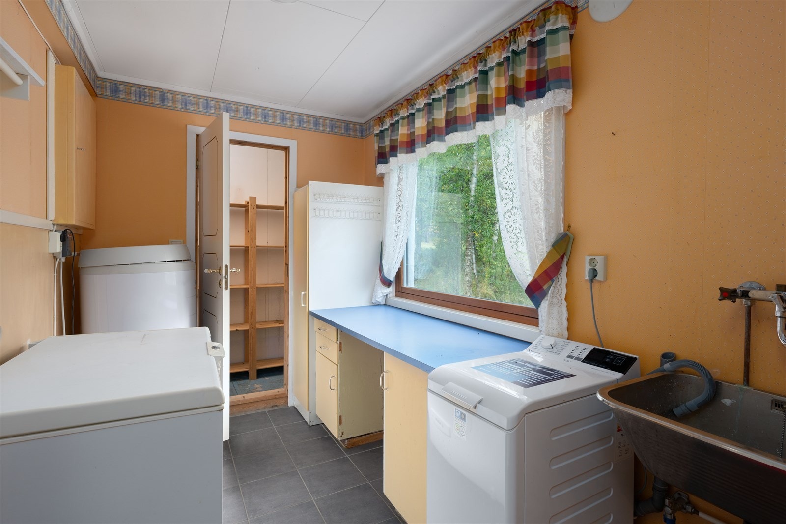 Vaskerom/teknisk rom med adkomst fra entré og videre til bod Galleribilde