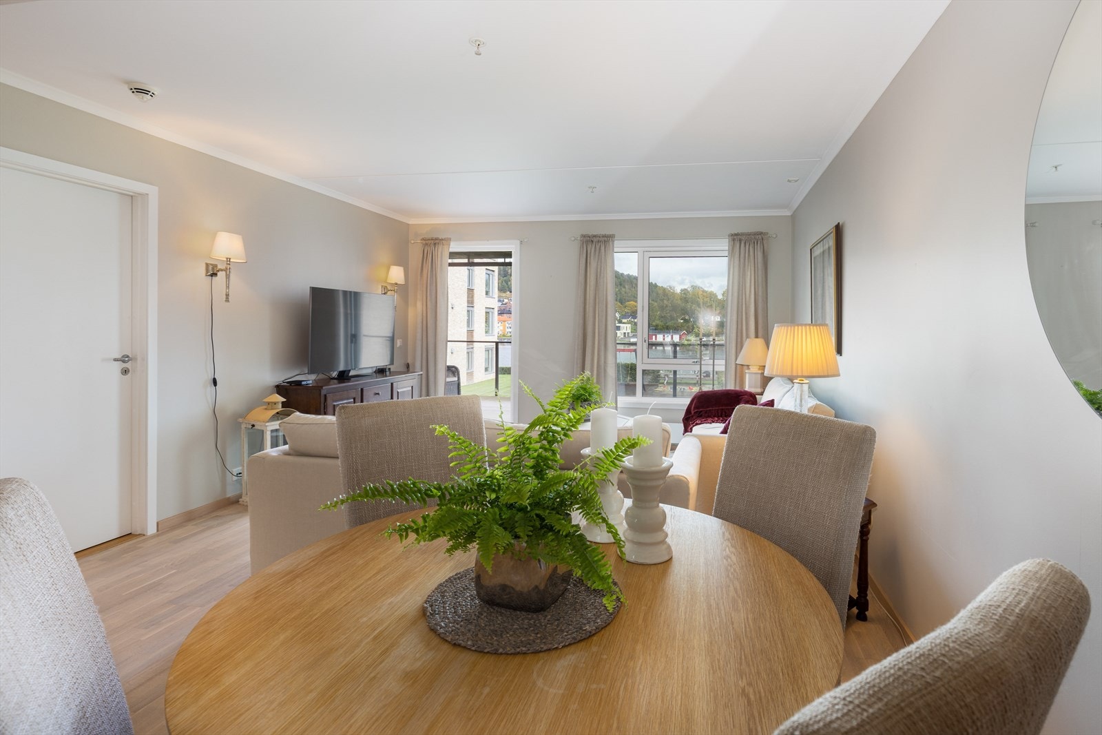 Spisestue. Kabel-tv/bredbånd inkl. i felleskostnader. Galleribilde