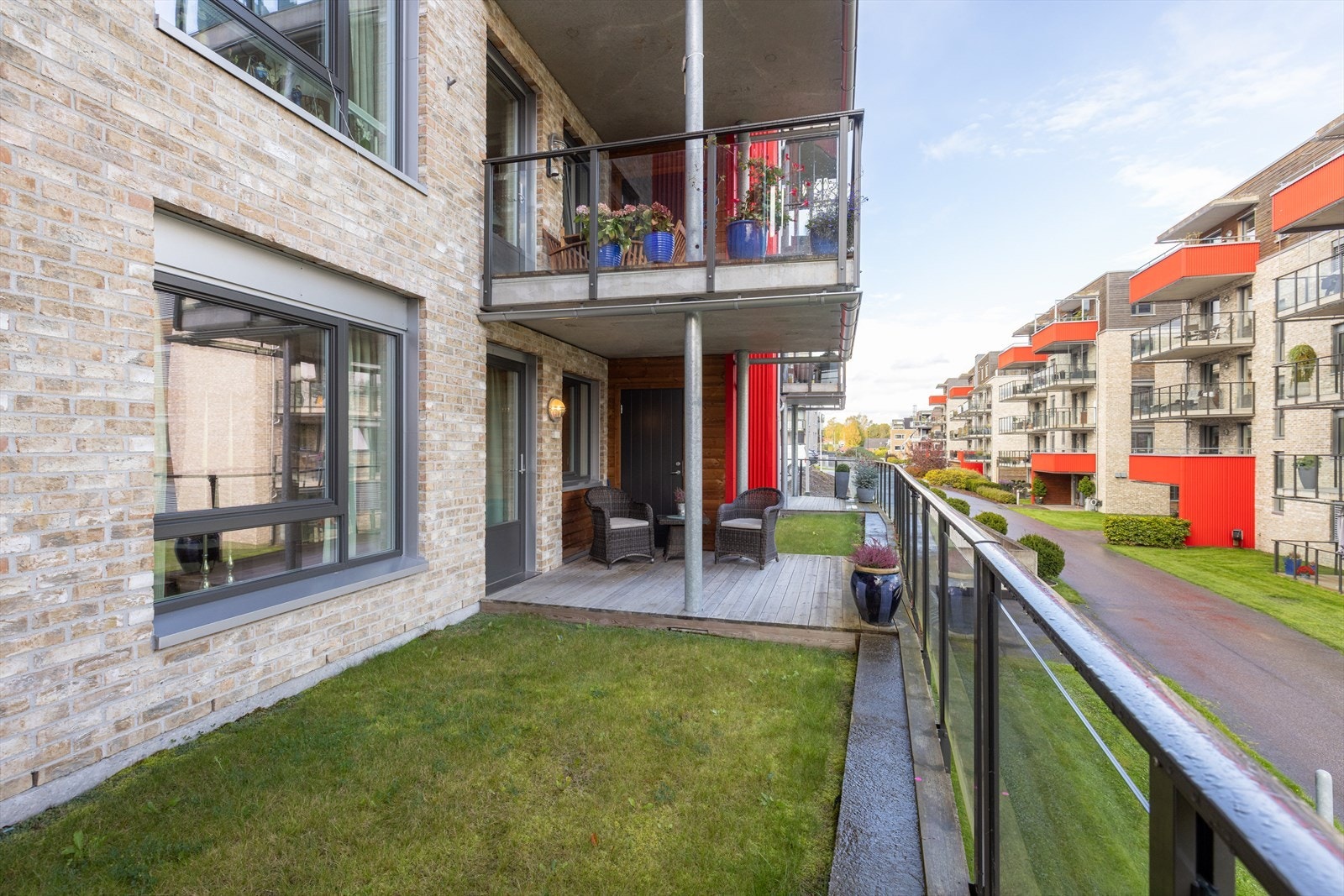 Uteplassen har fint rekkverk med glassfelt, som gir optimale sol- og utsiktsforhold. Galleribilde