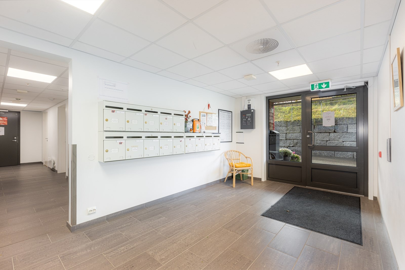 Velkommen inn i Elveparken Brygge IV borettslag, med ryddige fellesarealer og postkassestativ. Til venstre i bildet er inngangen til garasjeanlegget, praktisk på samme plan som leiligheten! Galleribilde