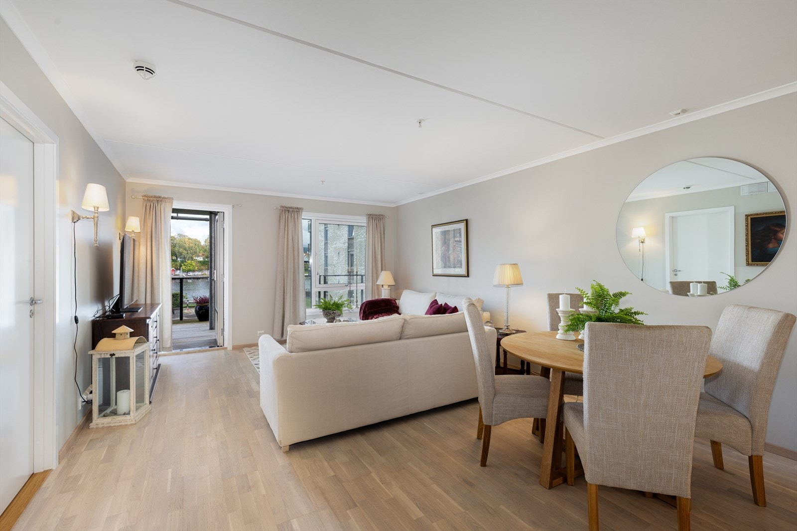 Stua har store, østvendte vindusflater for godt lysinnslipp. Gode møbleringsmuligheter, med plass til sofagruppe, spisestue og annen mindre møblering. Galleribilde