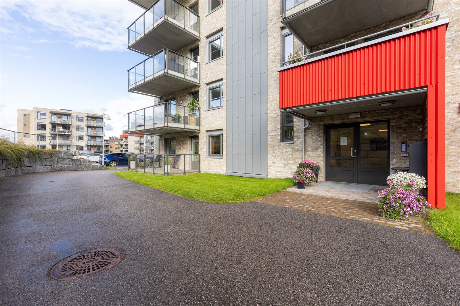 Borettslagets tomt er pent opparbeidet med diverse beplanting og asfaltert innkjørsel med adkomst til felles garasjeanlegg. Galleribilde