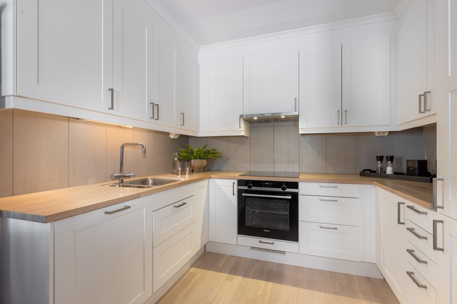 Tidløst og brukervennlig U-kjøkken hvor det er godt med oppbevaringsplass i takhøye overskap og i øvrig innredning. Galleribilde