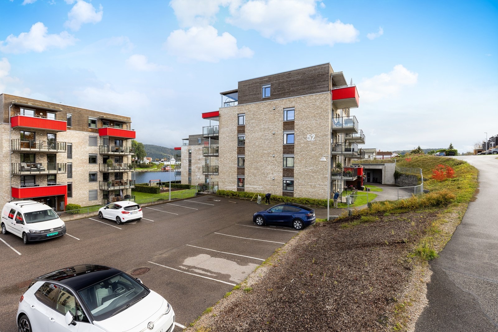 Arbeidet med ny gang- og sykkelbru over elva, fra Storvegen på Vestsiden til Reynoldsparken på Østsiden er godt i gang, og er beregnet ferdigstilt i mai 2026. Denne vil knytte Vestsiden tettere til nordre del av sentrum og Osebakken. Galleribilde