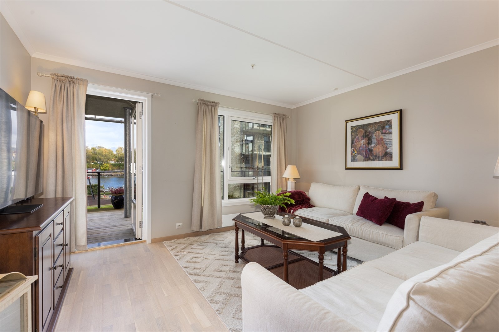 Lettstelt og delikat leilighet fra 2019 med god planløsning og overbygget balkong med flott utsikt mot elva. Parkeringsplass og bod i felles garasjeanlegg som ligger i samme bygg og etasje som leiligheten . Galleribilde