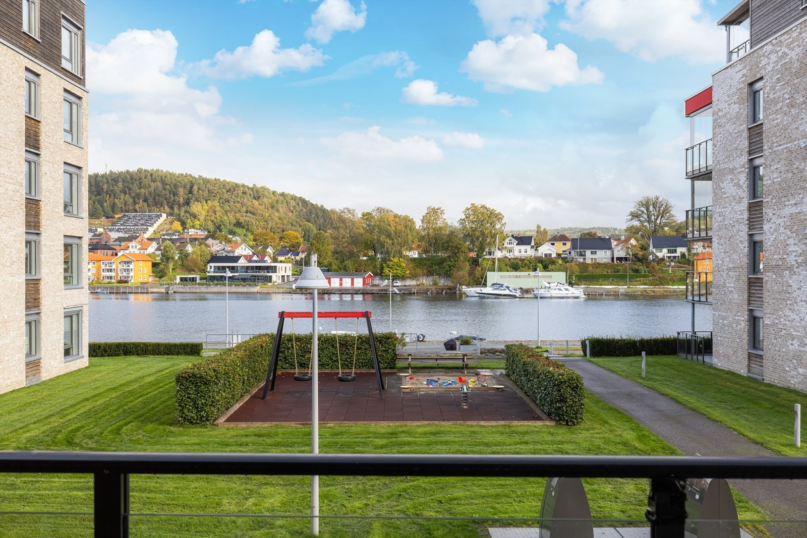 Det er gode bussforbindelser i området, fra holdeplass ved Pors stadion eller PP-senteret, med hyppige avganger i retning Skien, Porsgrunn sentrum og Skjelsvik med videre forbindelser. Galleribilde