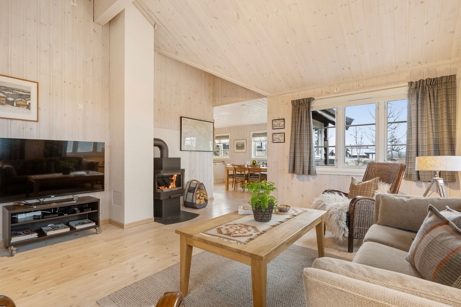 Planløsningen gir en naturlig flyt mellom oppholdsrommene, og skaper en sosial og hyggelig atmosfære, perfekt for familiehygge og samvær. Galleribilde