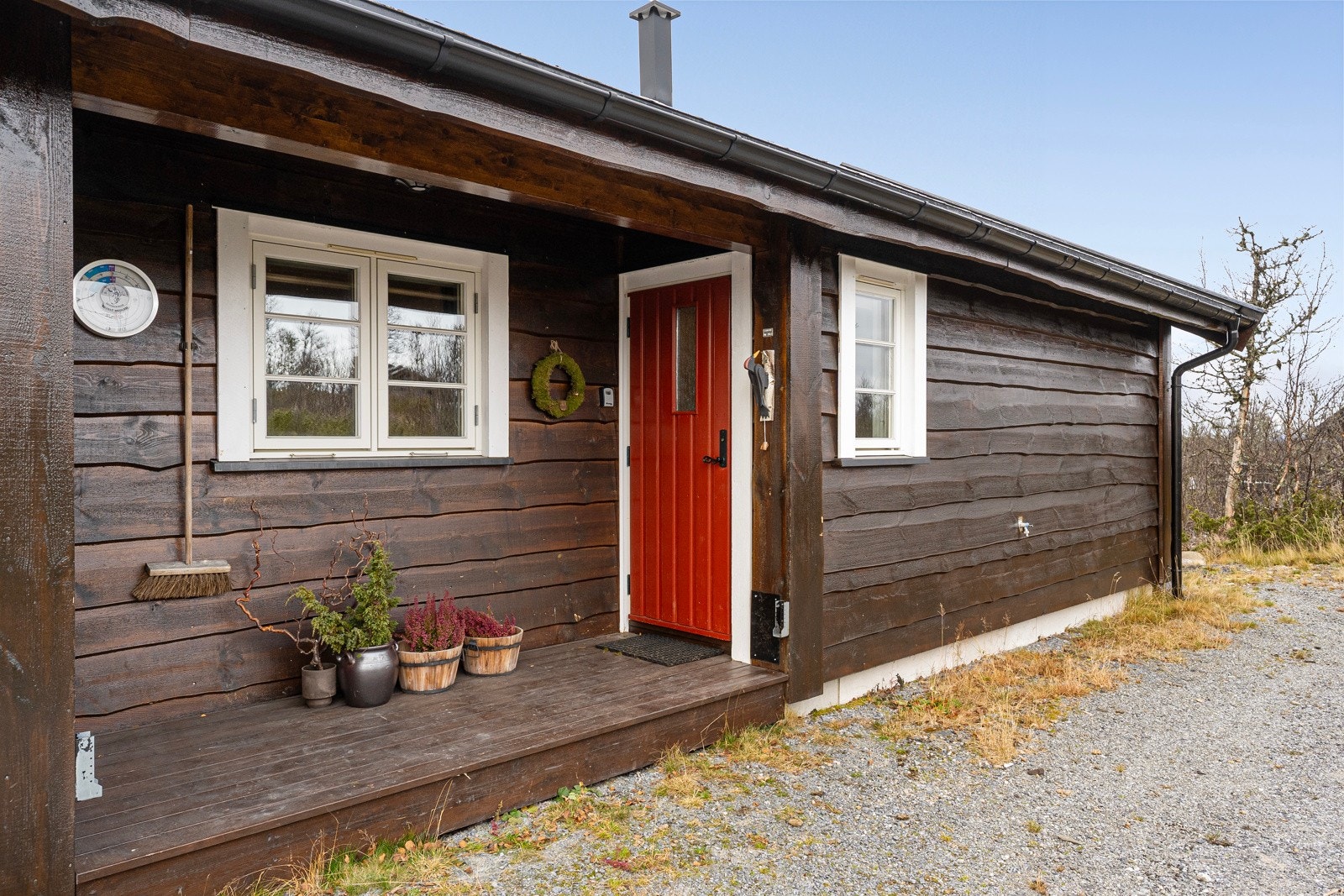 Hytta ønsker deg velkommen med en praktisk overbygget platting ved inngangen Galleribilde