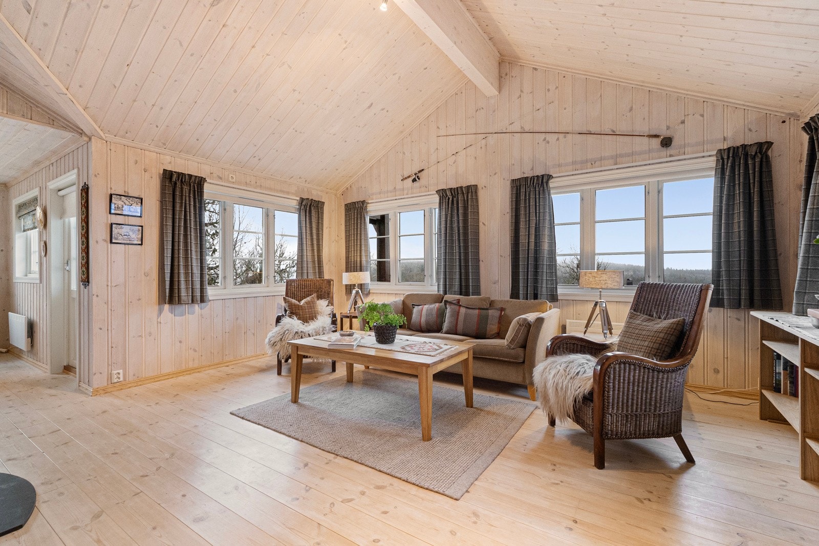 Med fjernregulering av varme kan du dessuten ankomme hytta til et lunt og oppvarmet hjem - komfortabelt og enkelt Galleribilde