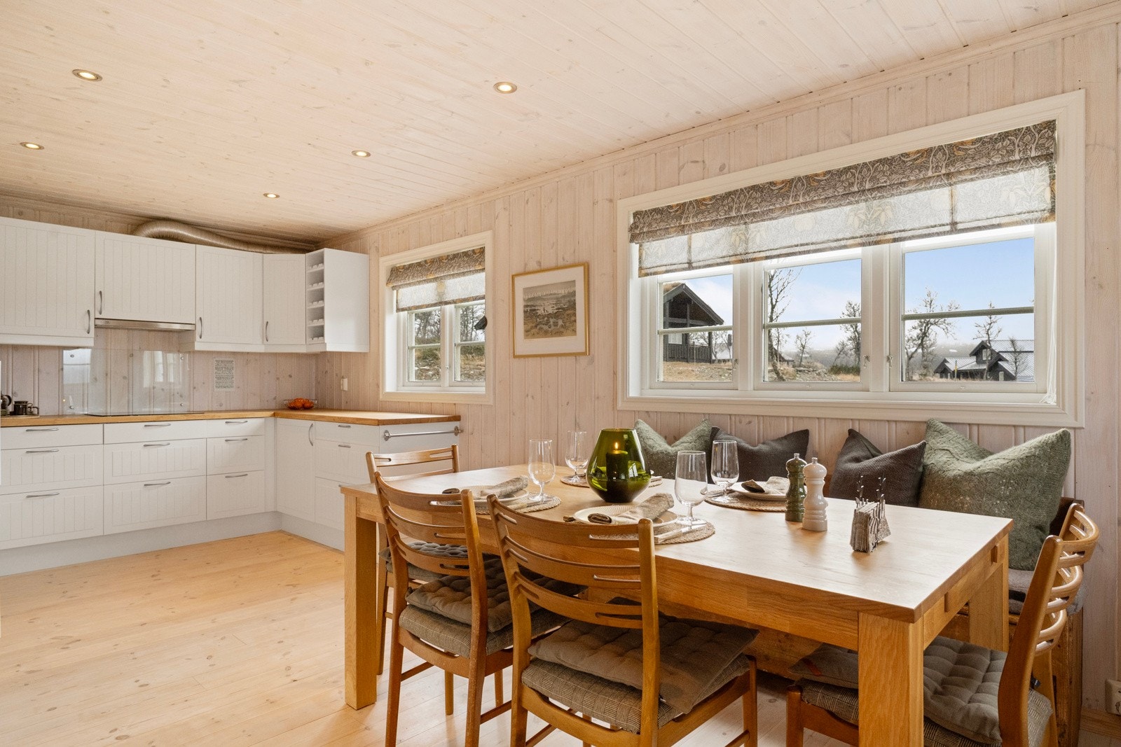 Her er det god plass til spisebord og sittegruppe, og rommet oppleves både funksjonelt og innbydende Galleribilde