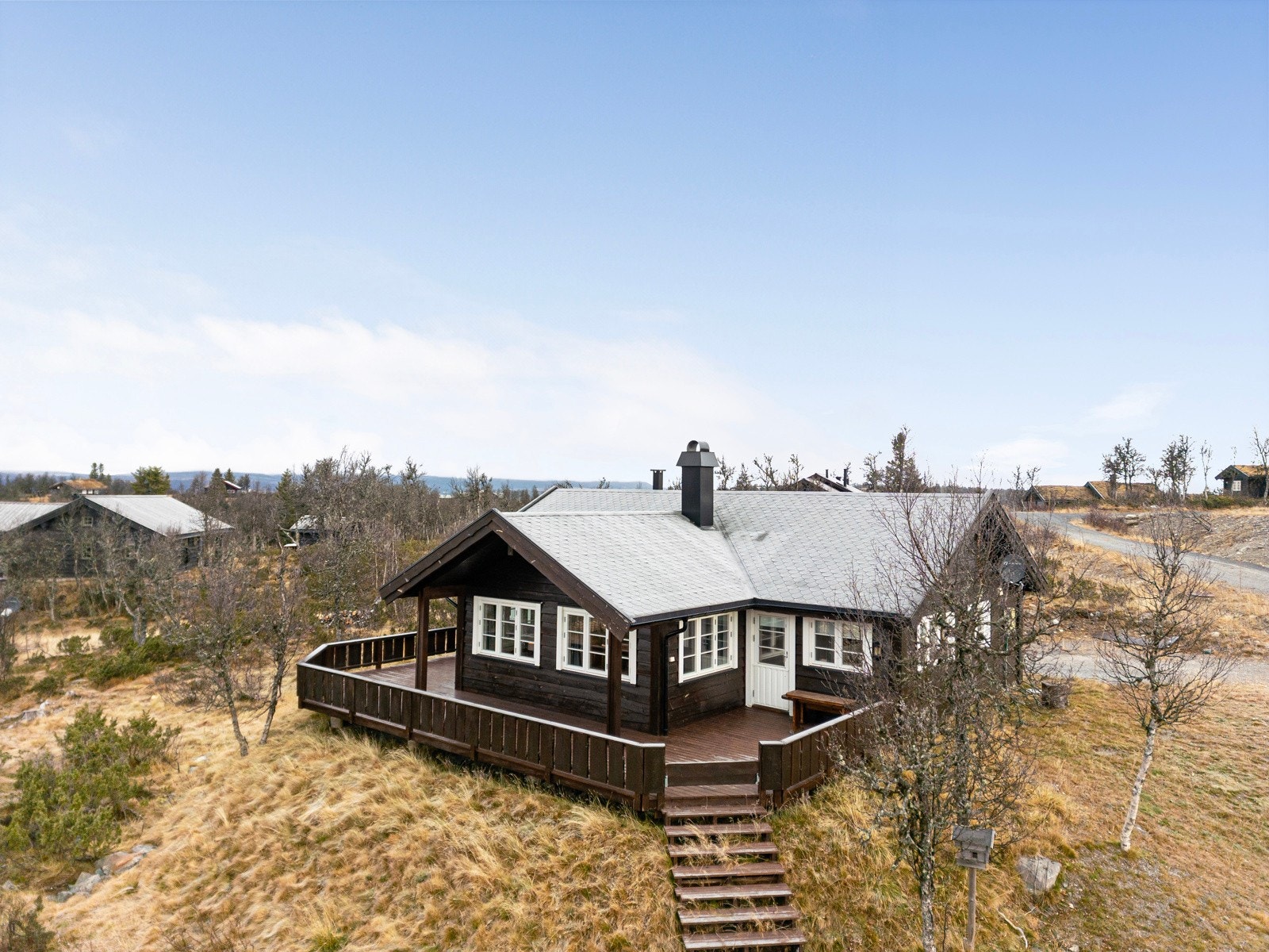 Her har vi gleden av å presentere en svært trivelig fritidsbolig med fin beliggenhet i et attraktivt hyttefelt på Lenningen i Etnedal kommune - Velkommen til Ølsjølitoppen 35! Galleribilde