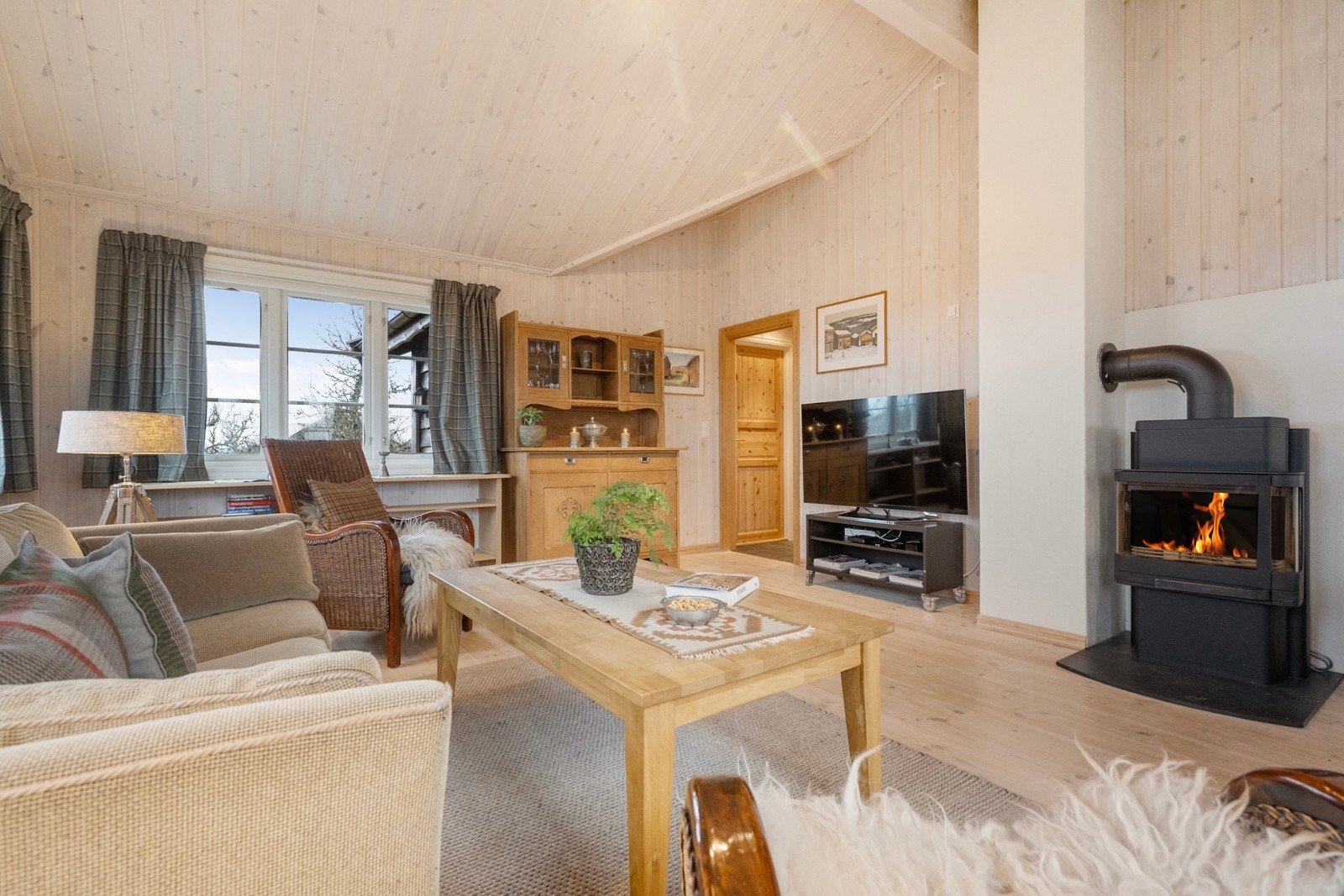 Her er det vedovn som gir både varme og stemning på kalde vinterkvelder Galleribilde