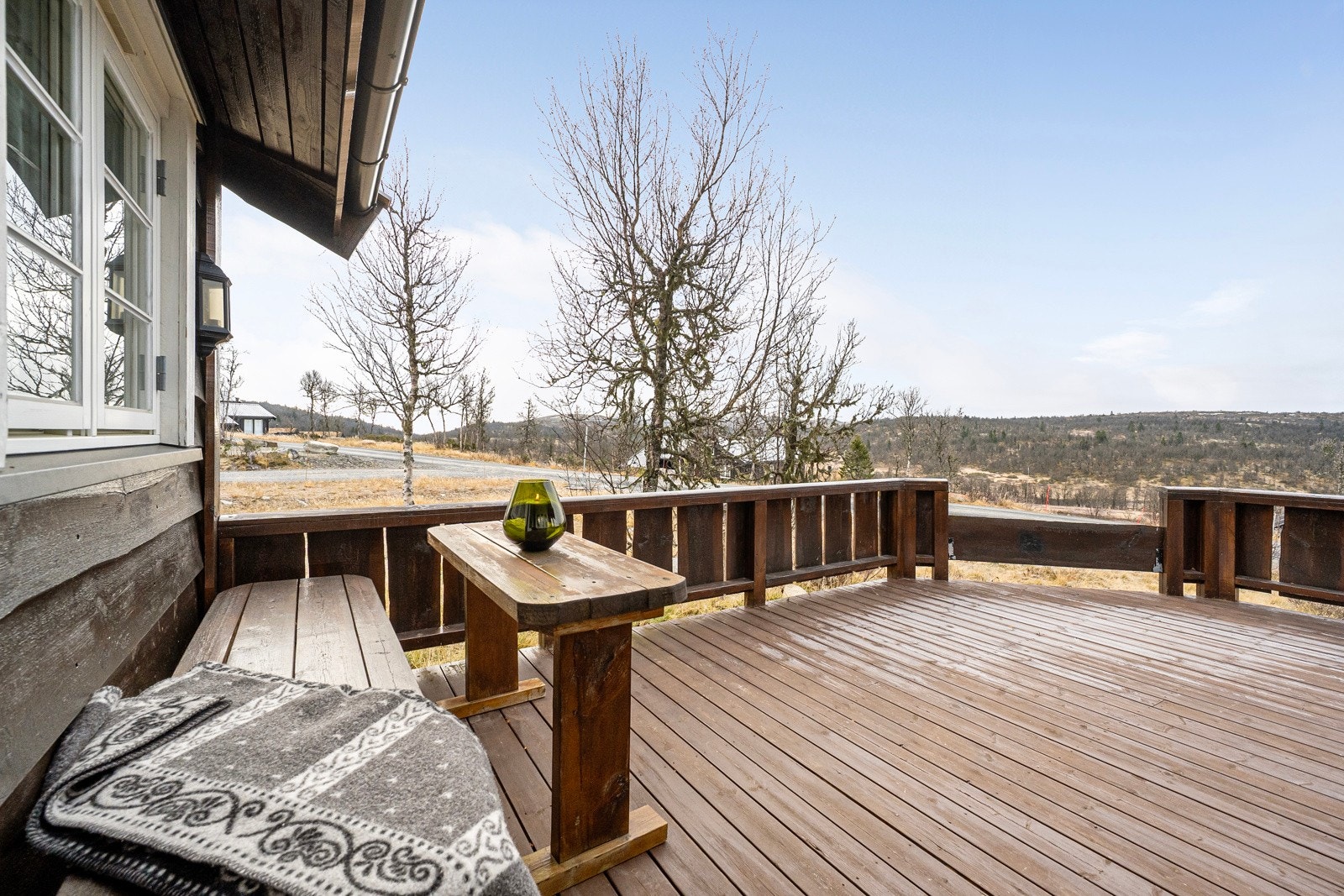 Hytta ligger høyt og fritt på ca. 1025 moh med fin utsikt, nydelige solforhold og et flott turterreng rett utenfor døren - et perfekt sted for rekreasjon året rundt! Galleribilde