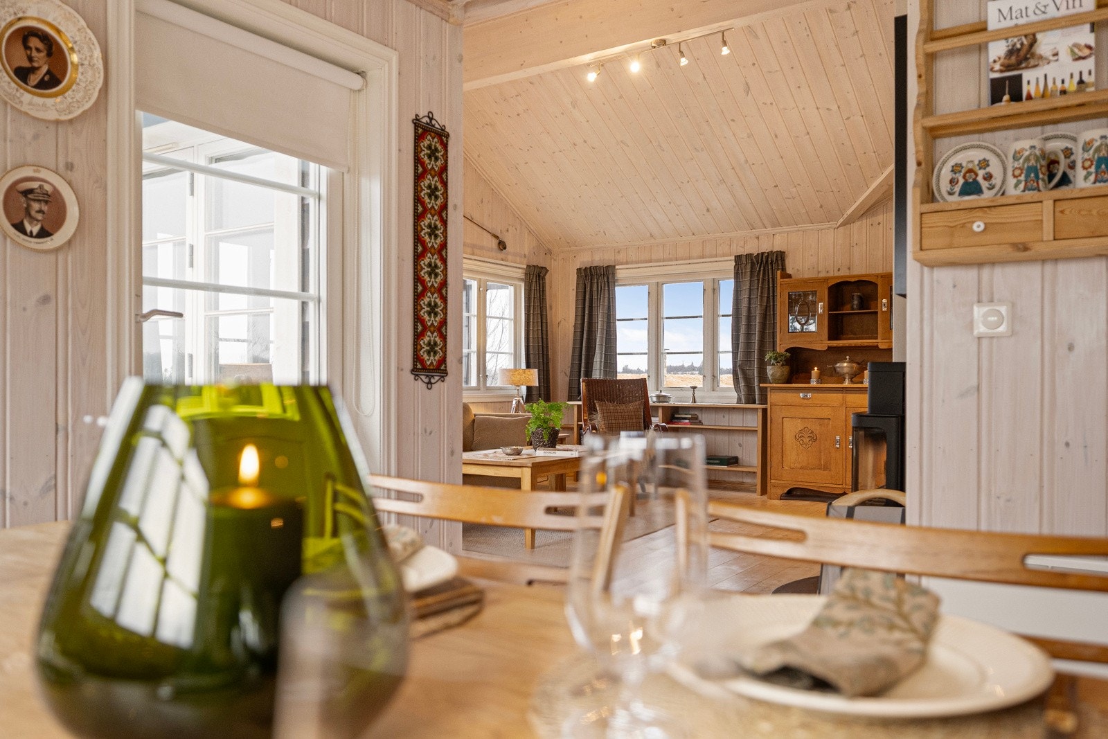 Kjøkken og spisestue med delvis åpen løsning mot stuen Galleribilde