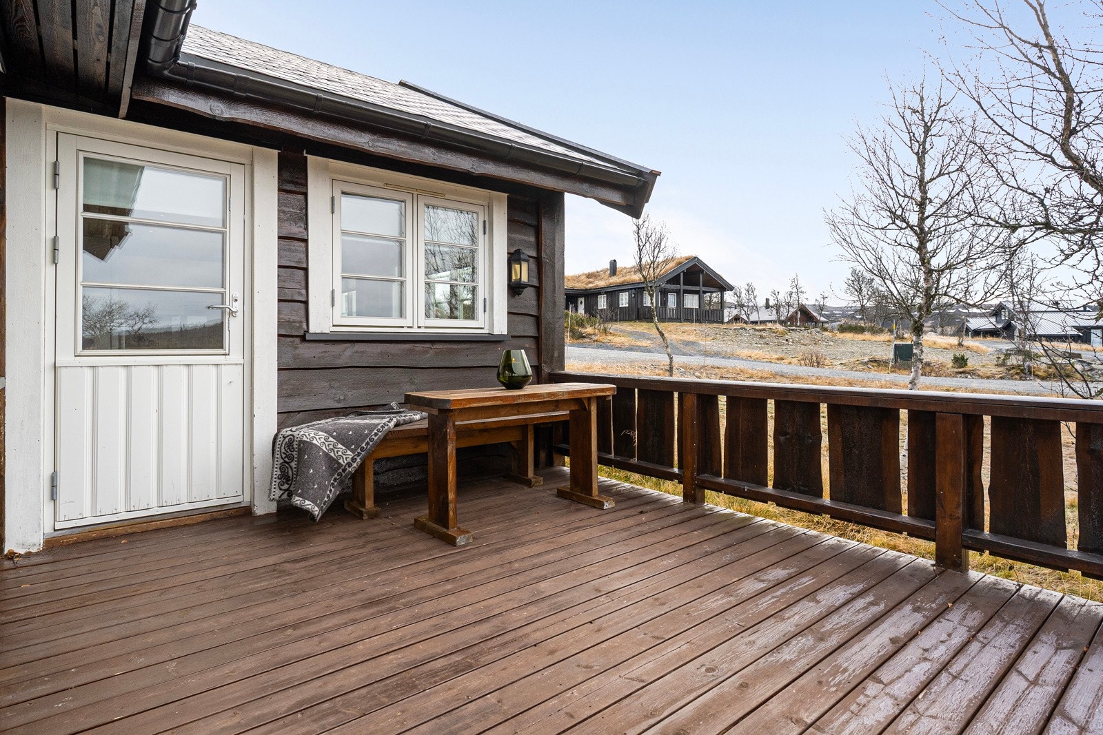 Fra kjøkken/spisestue er det utgang til stor terrasse Galleribilde