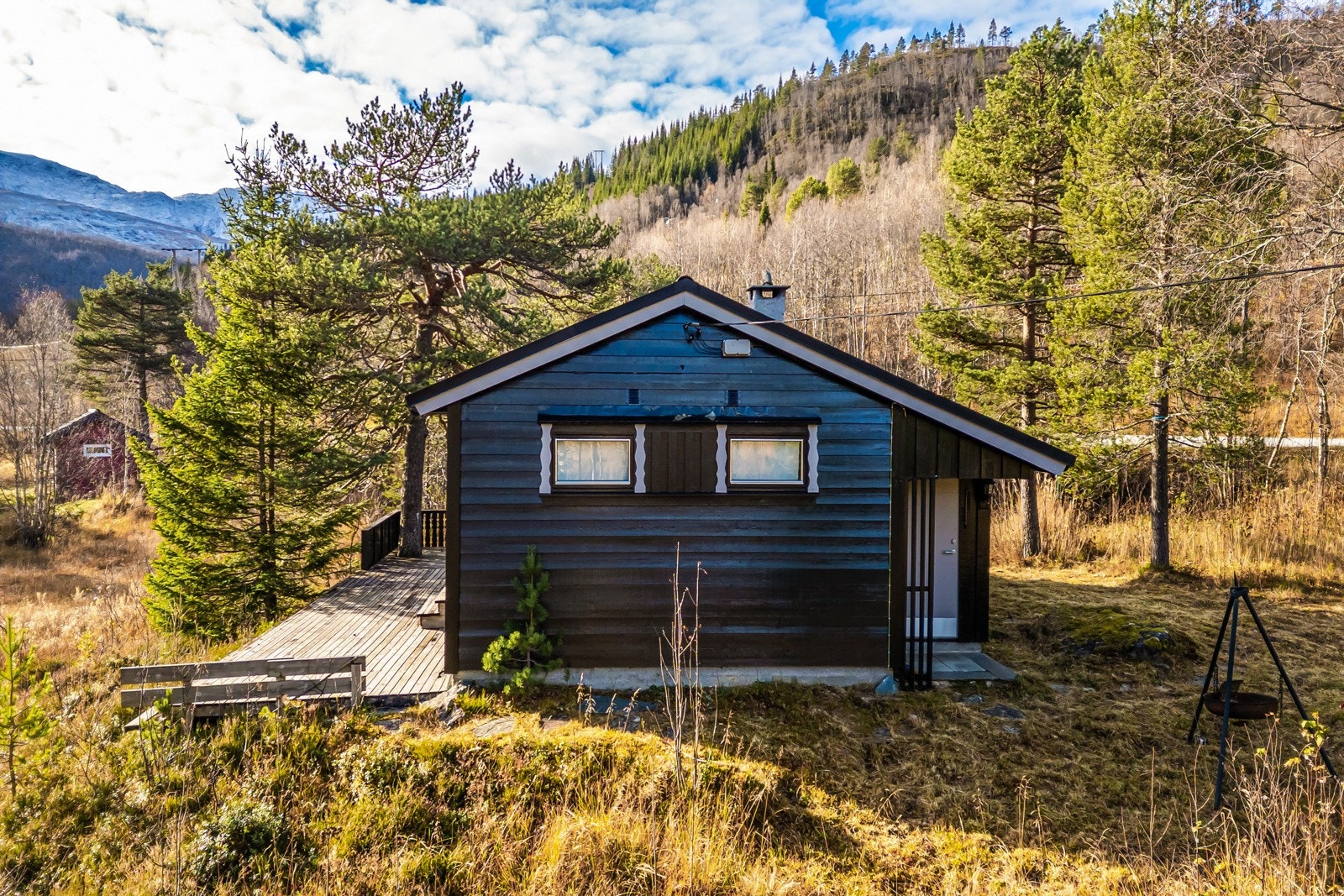 Om sommeren er området ideelt for fantastiske gåturer, sykkelturer og bading i Raundalselva eller bare avslapping med spektakulær utsikt fra hytteveggen. Galleribilde