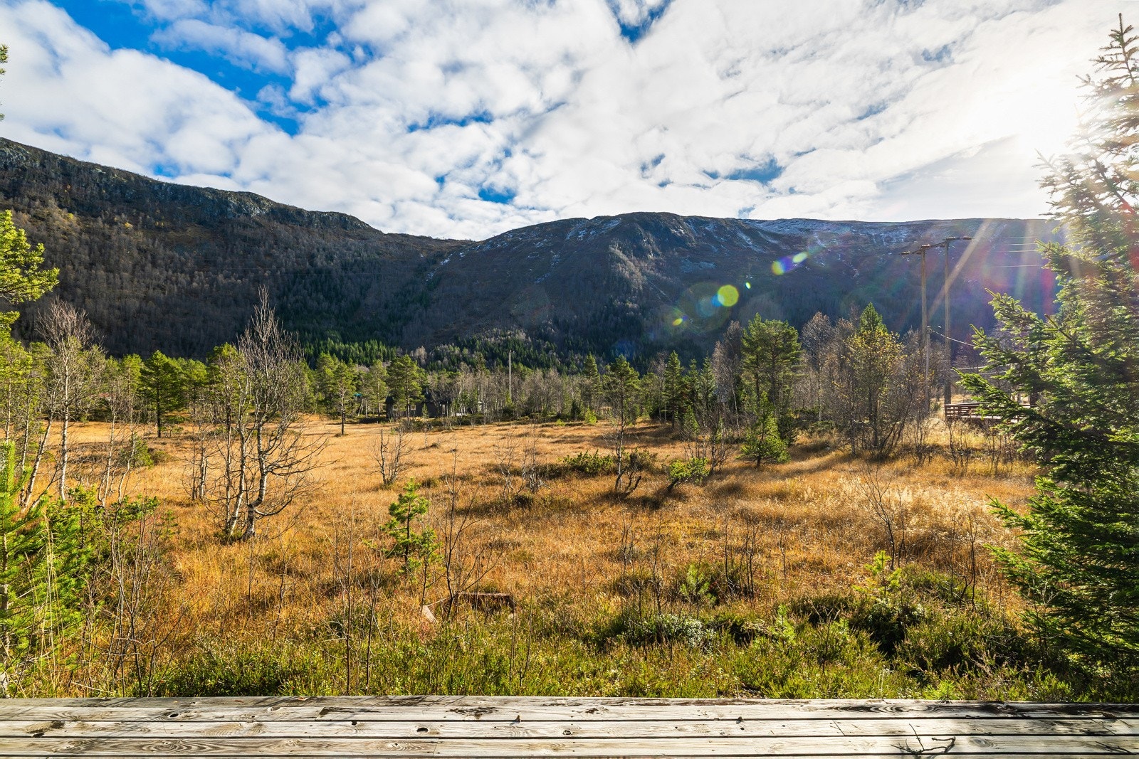 Hytten ligger omkranset av majestetiske fjell, fosser og mektig natur - perfekt for deg som søker ro, turglede og ekte hyttestemning. Galleribilde
