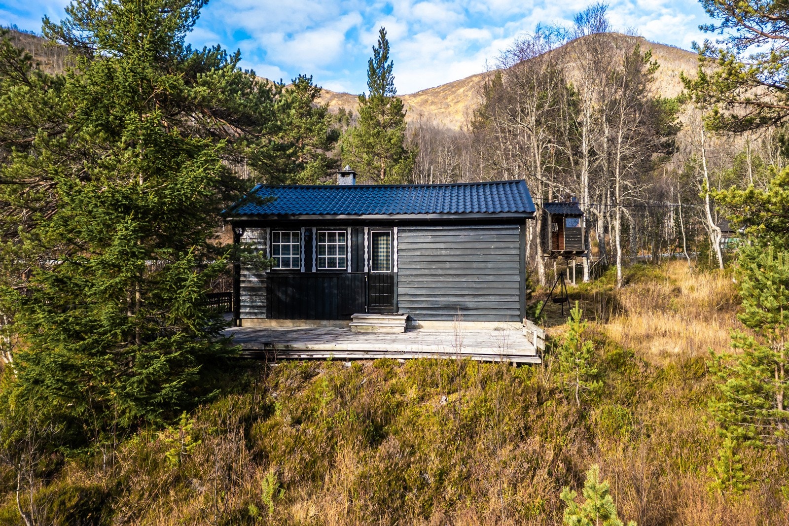 På Mjølfjell Fjellstove finner man døgnåpen butikk, restaurant, kafè og ladestasjon. Galleribilde
