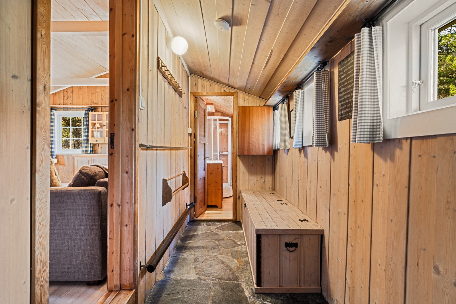 Ved entrè har man plass til diverse sko og yttertøy. Der er også et vegghengt skap og 2 praktiske oppbevaringsbenker. Galleribilde