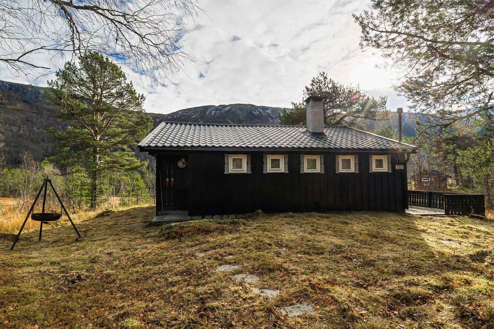 Det er togstopp på Mjølfjell og det tar ca. 7 min til hytten med bil fra togstasjonen. Galleribilde