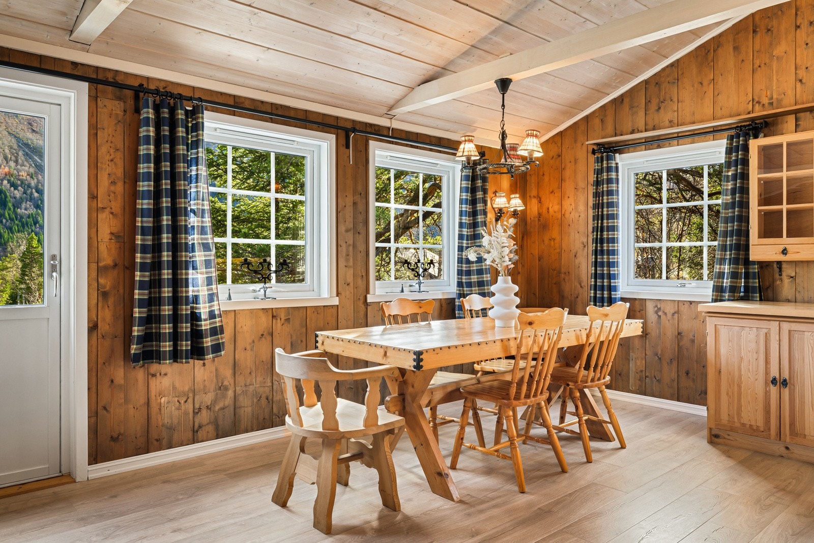 Oppgradert i nov 2020 med nytt gulv og forbedret bjelkelag med ekstra isolasjon. Peis og innlagt strøm. Galleribilde