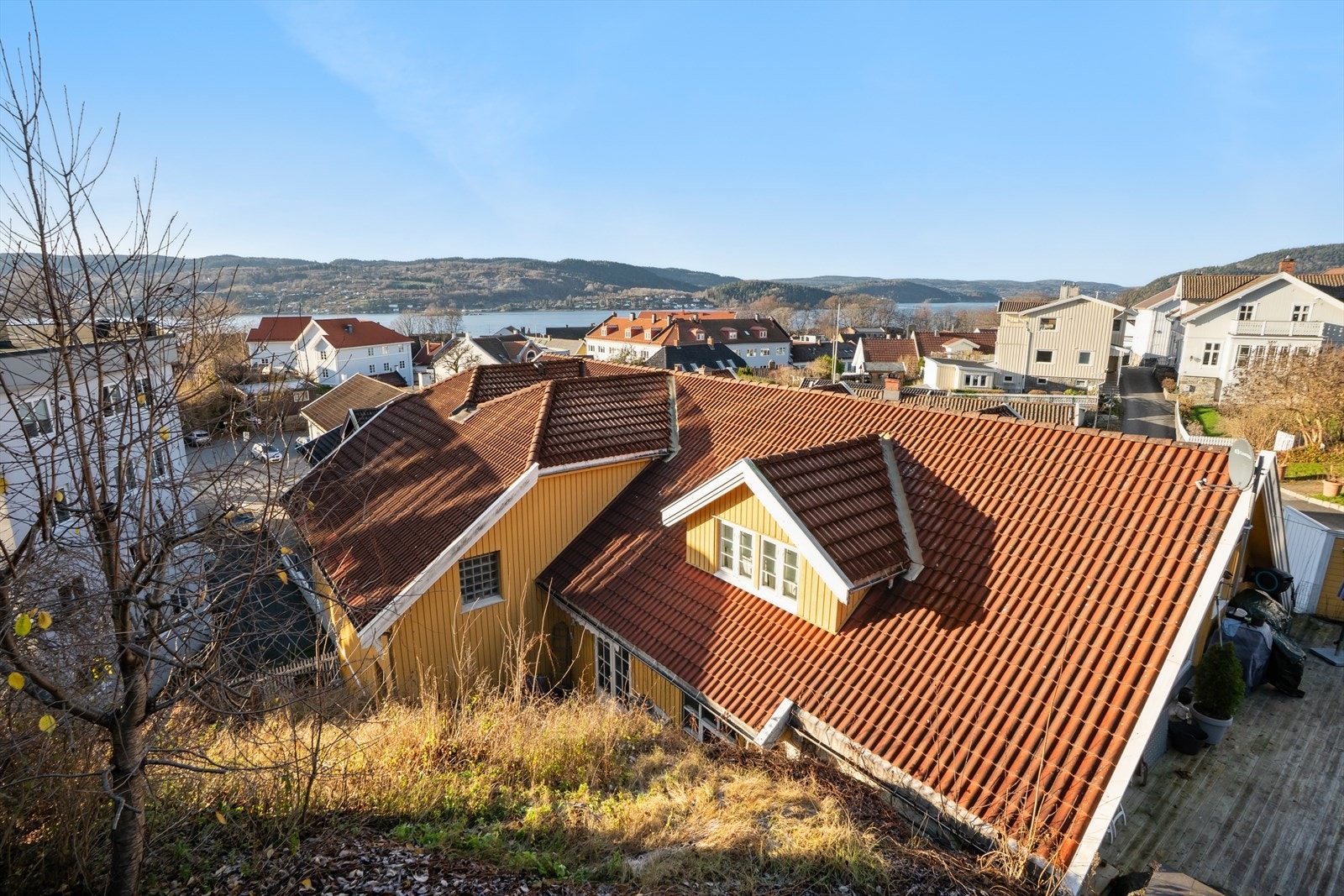 Eiendommen ligger i hjerte av Drøbak sentrum- Her bor du med en rusletur til sentrum, dagligvare, badestrender og båthavn Galleribilde