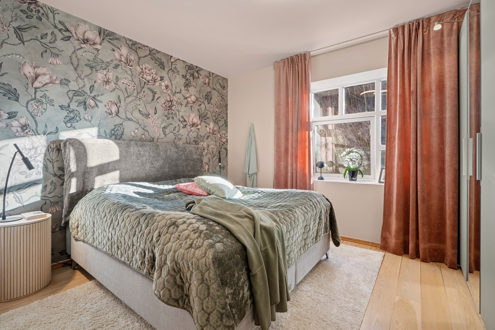 Leiligheten har to romslige soverom med god plass til dobbeltseng og nattbord. Det ene rommet benyttes i dag til kontor Galleribilde