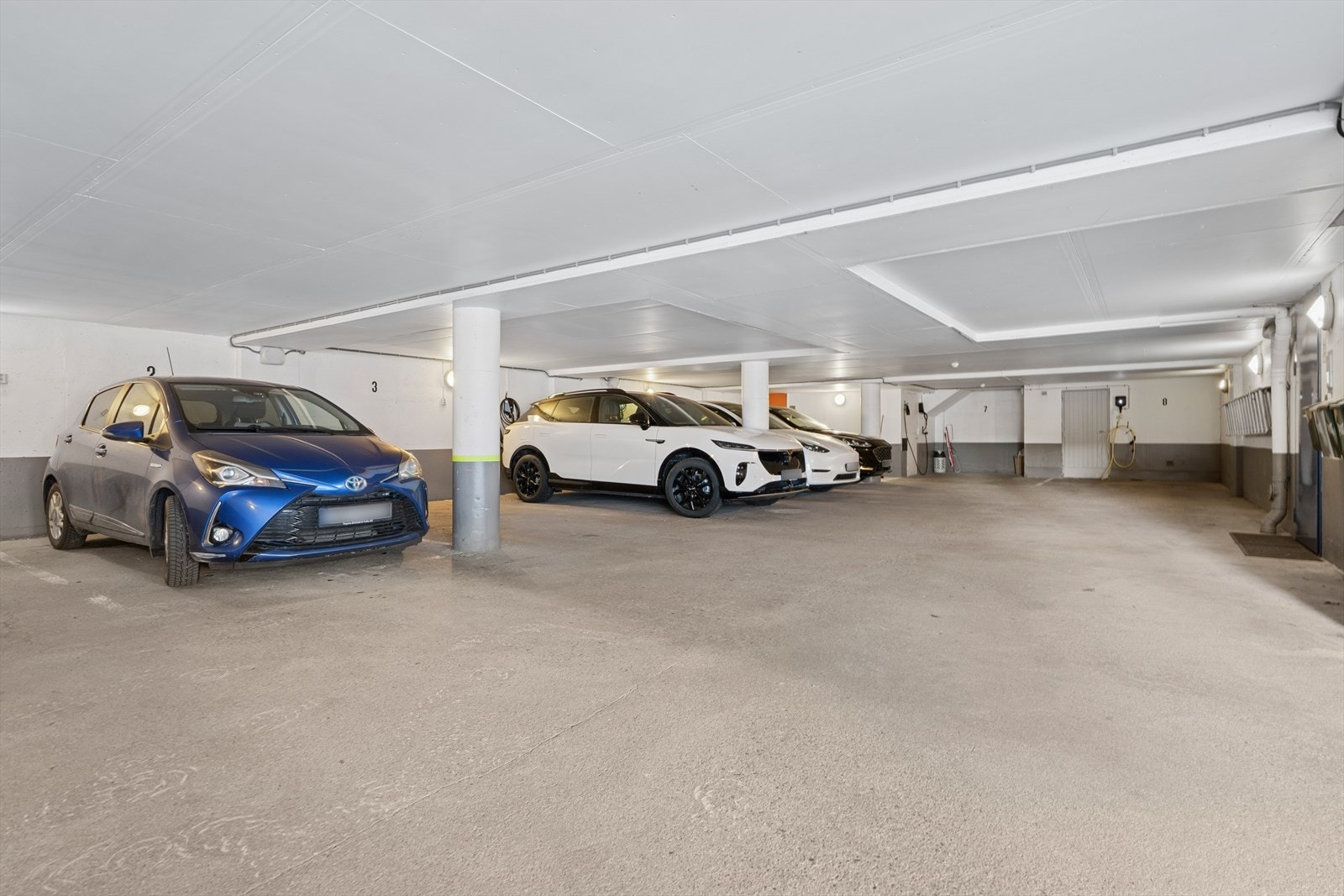 Det medfølger en parkeringsplass i felles garasjekjeller med elbillader Galleribilde